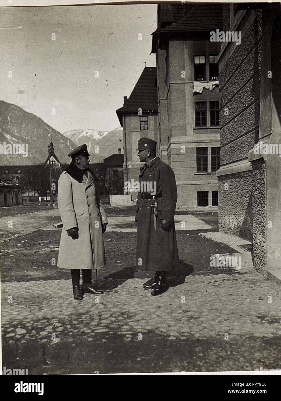 Brixen, Der chilenische Militärattaché Don Augustin Moreno mit Rittmeister Kandl, Landwirtschaftsreferenten des 20. Korps, März 1917. Stock Photo
