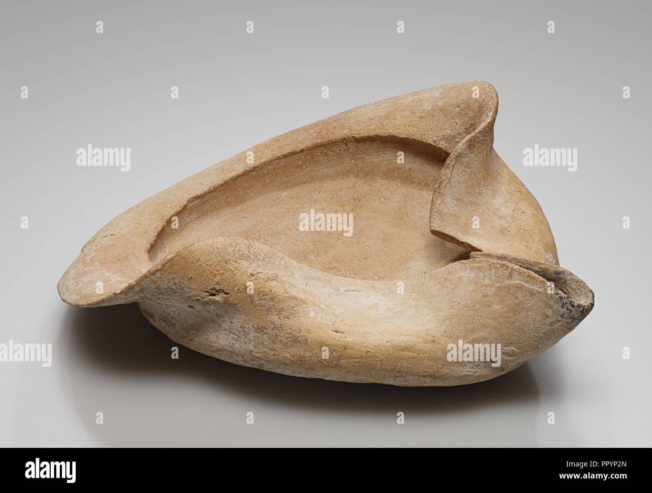 Lamp, North Africa, ?, 6th - 5th century B.C; Terracotta; 5.5 x 14 x 16 cm, 2 3,16 x 5 1,2 x 6 5,16 in Stock Photo