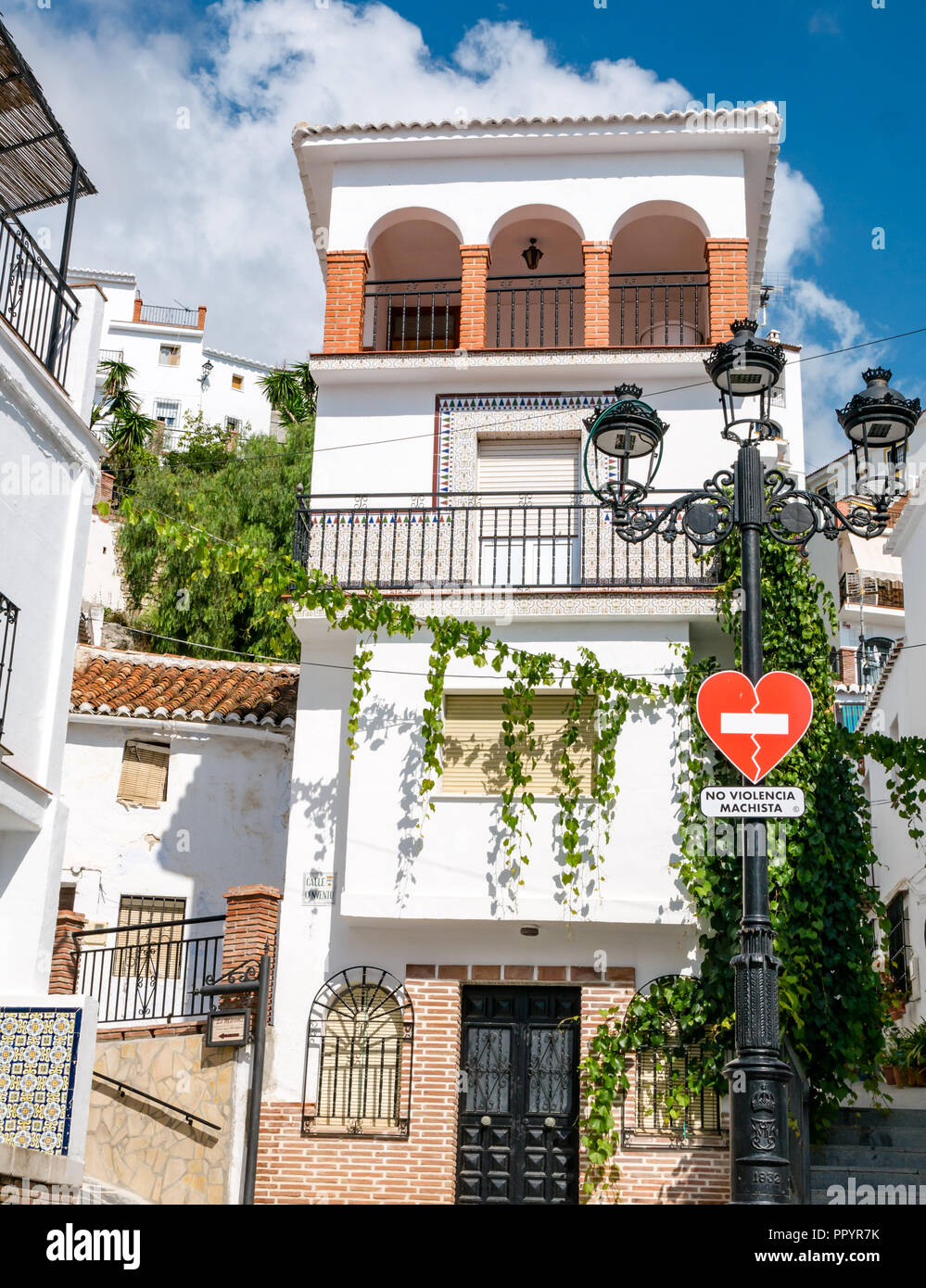 Pretty white houses with zero tolerance of domestic violence sign in Spanish, Canillas de Acientuna, Axarquia, Andalusia, Spain Stock Photo