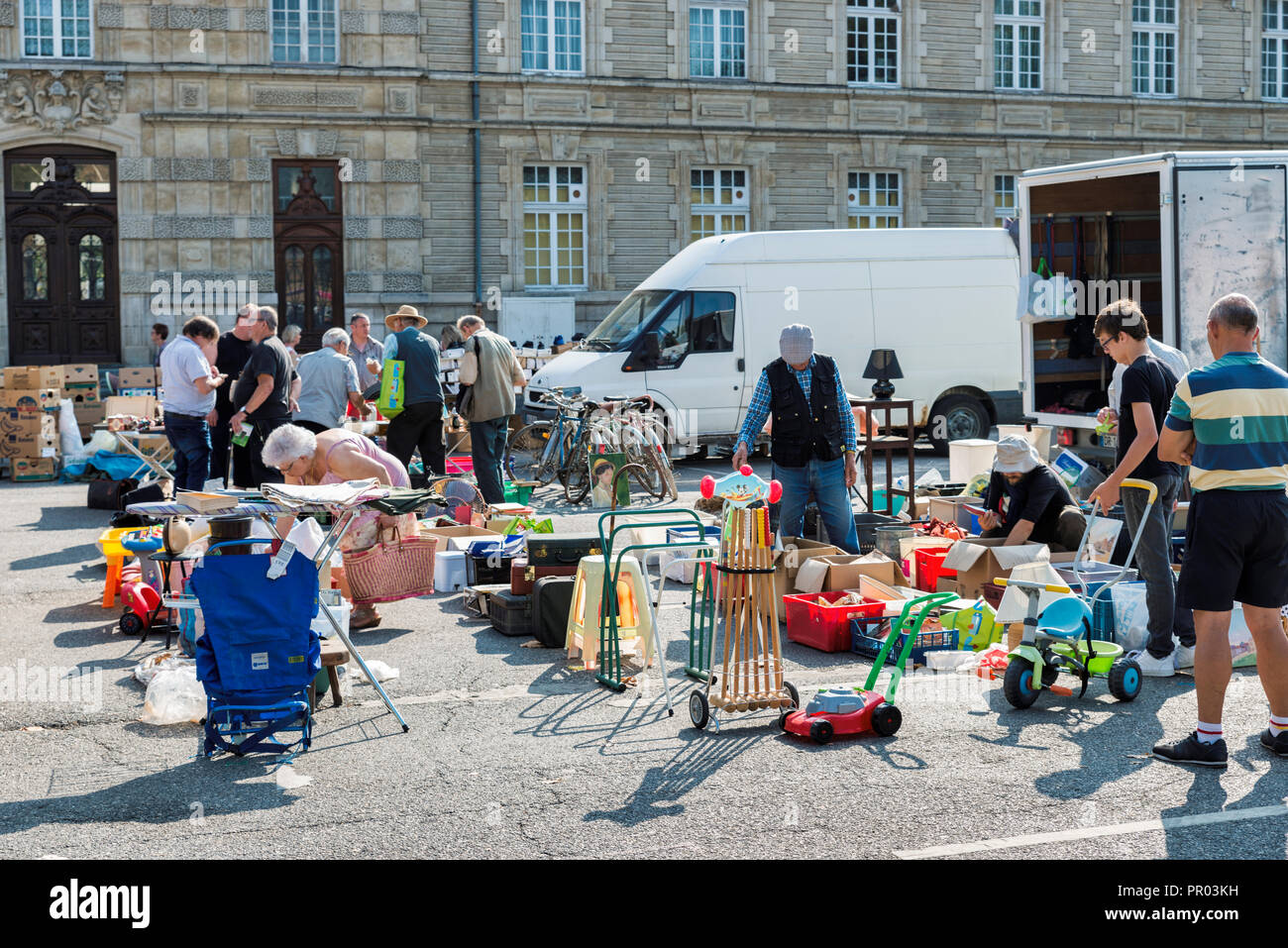Busy flea market hi-res stock photography and images - Alamy