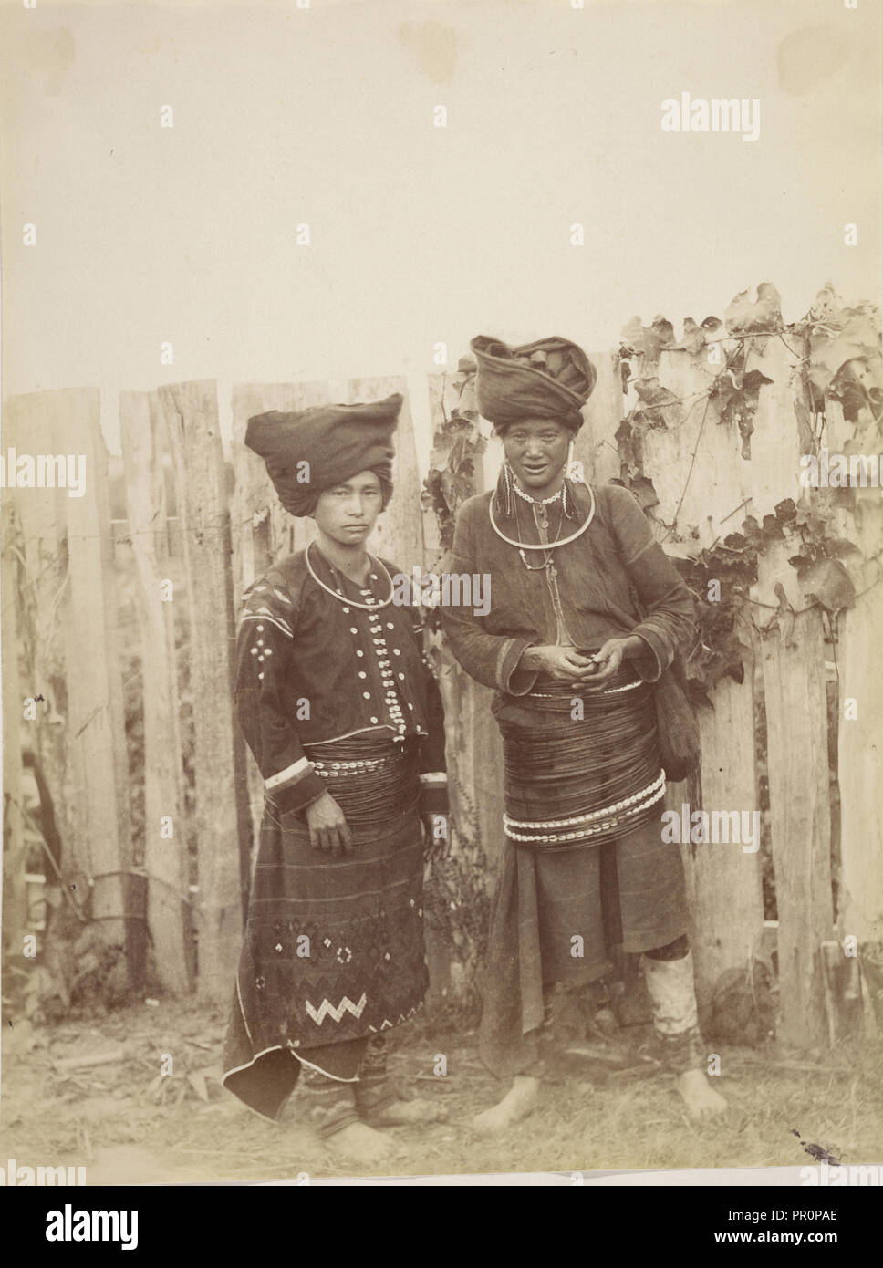 Kachin women hi-res stock photography and images - Alamy