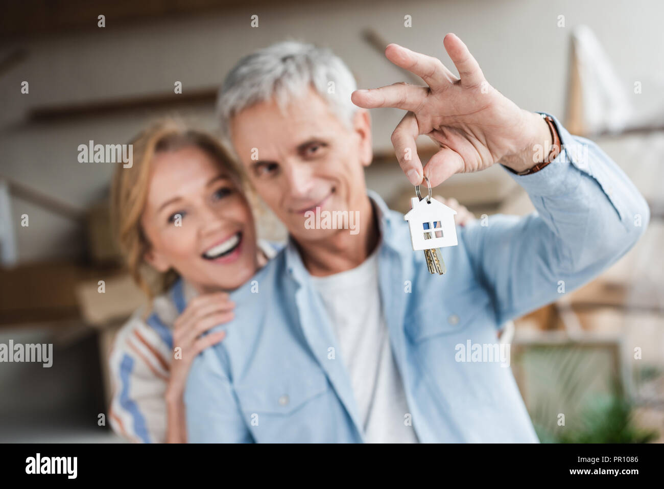 Old couple new home keys hi-res stock photography and images - Alamy