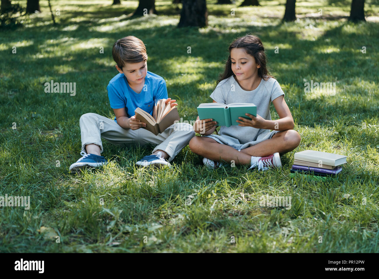 Children reading books hi-res stock photography and images - Alamy
