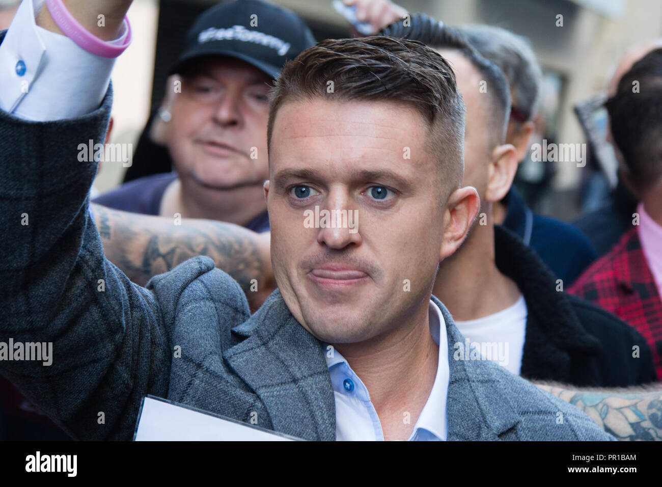 London Uk 27th September 2018 Tommy Robinson arrives at the Old Bailey for a retrial on charges of contempt. Stock Photo