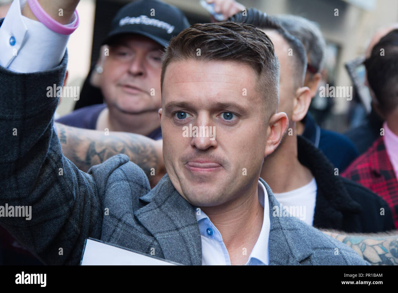 London Uk 27th September 2018 Tommy Robinson arrives at the Old Bailey for a retrial on charges of contempt. Stock Photo