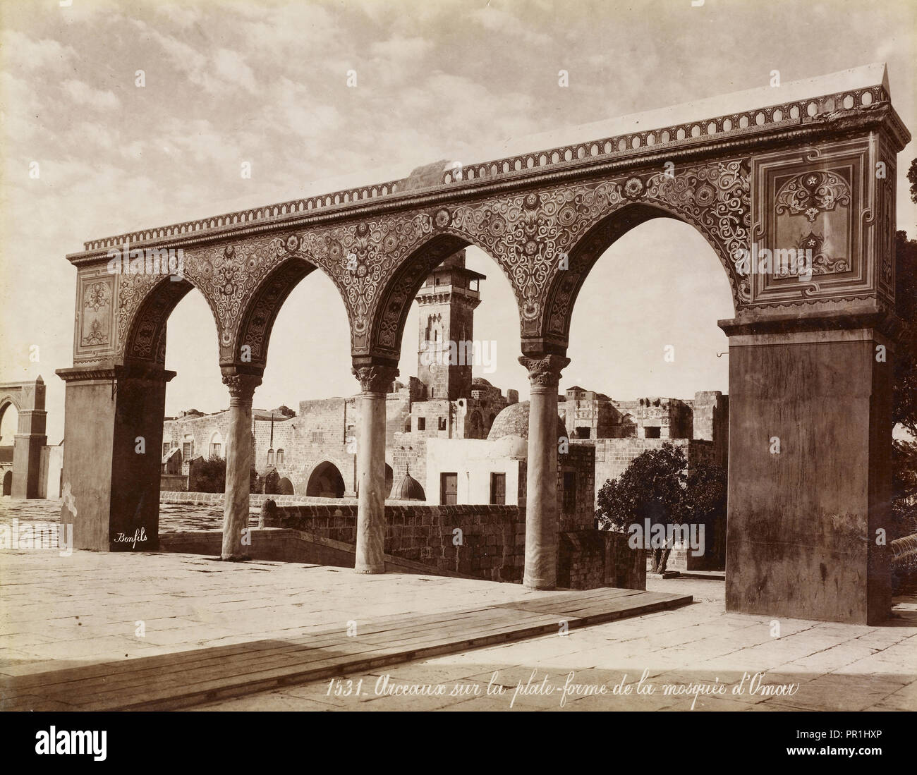 Arceaux sur la plate-forme de la mosquée d'Omar, orientalist photography, Bonfils, Félix, 1831-1885, 1880s Stock Photo