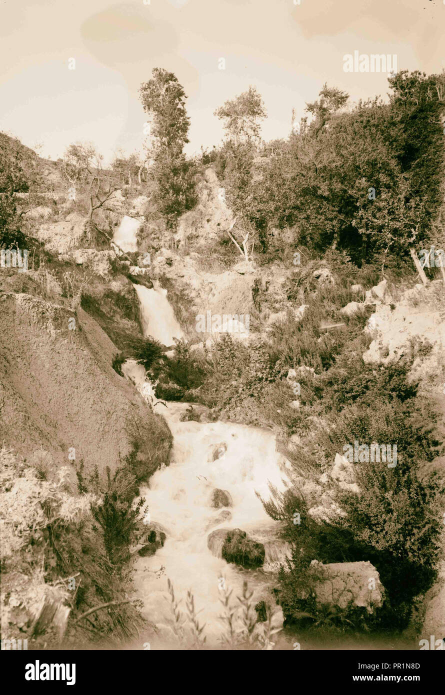 Stream flowing into rocks hi-res stock photography and images - Alamy