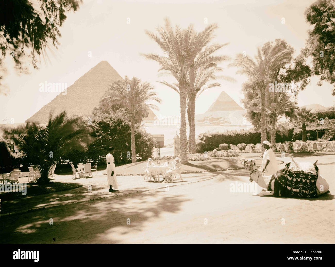 Egypt. Cairo. Hotels. Mena House. Front garden with the two pyramids as background. 1934, Egypt, Cairo Stock Photo