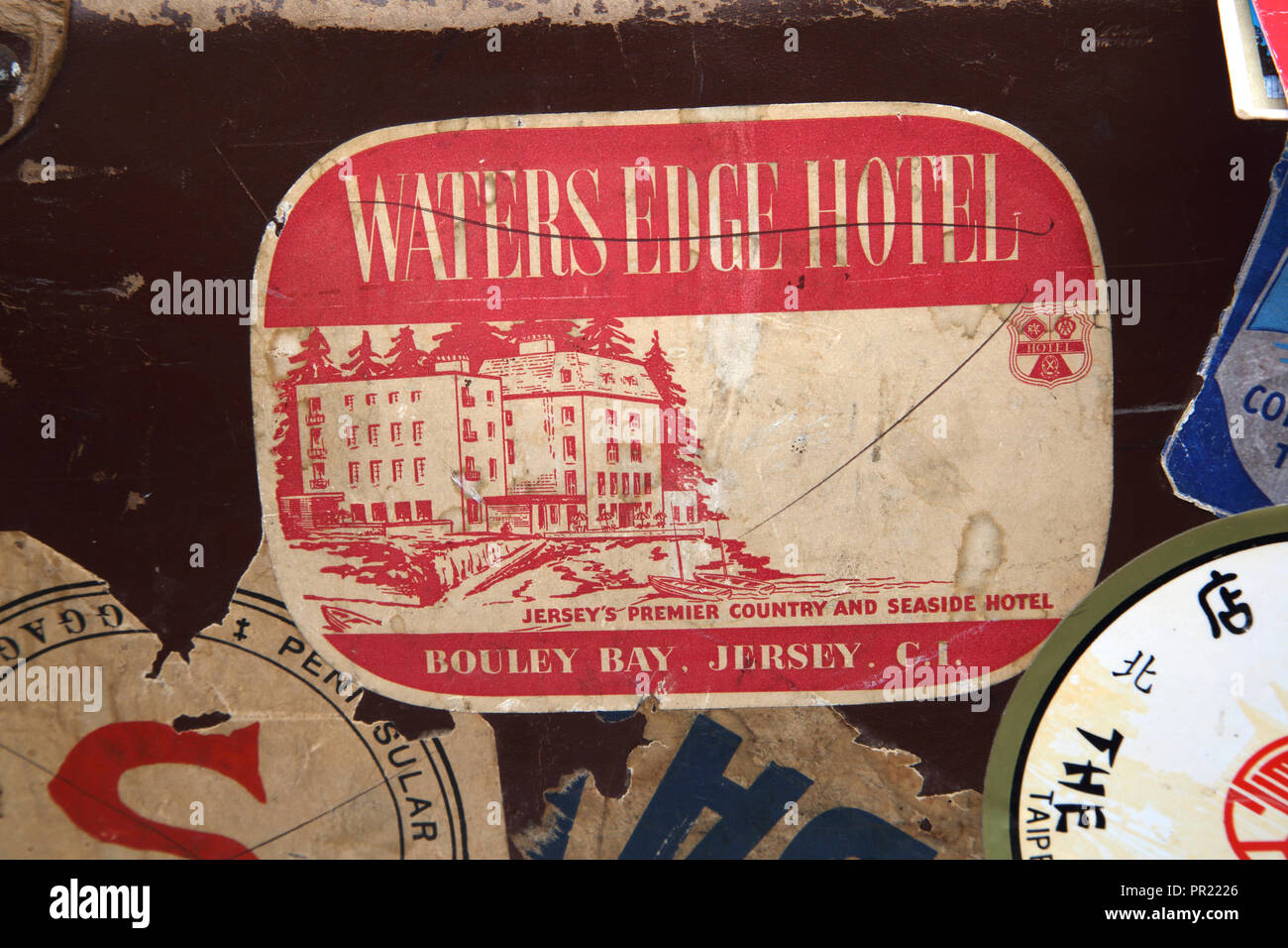 winkel Caius krab Vintage Leather Everlasta Suitcase with Travel Stickers - Waters Edge Hotel  Bouley Bay Jersey Stock Photo - Alamy