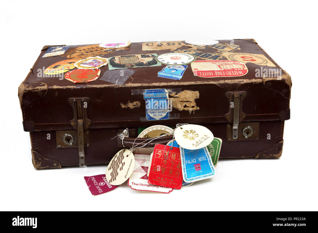 Valise vintage avec de vieux autocollants Voyage Photo Stock - Alamy