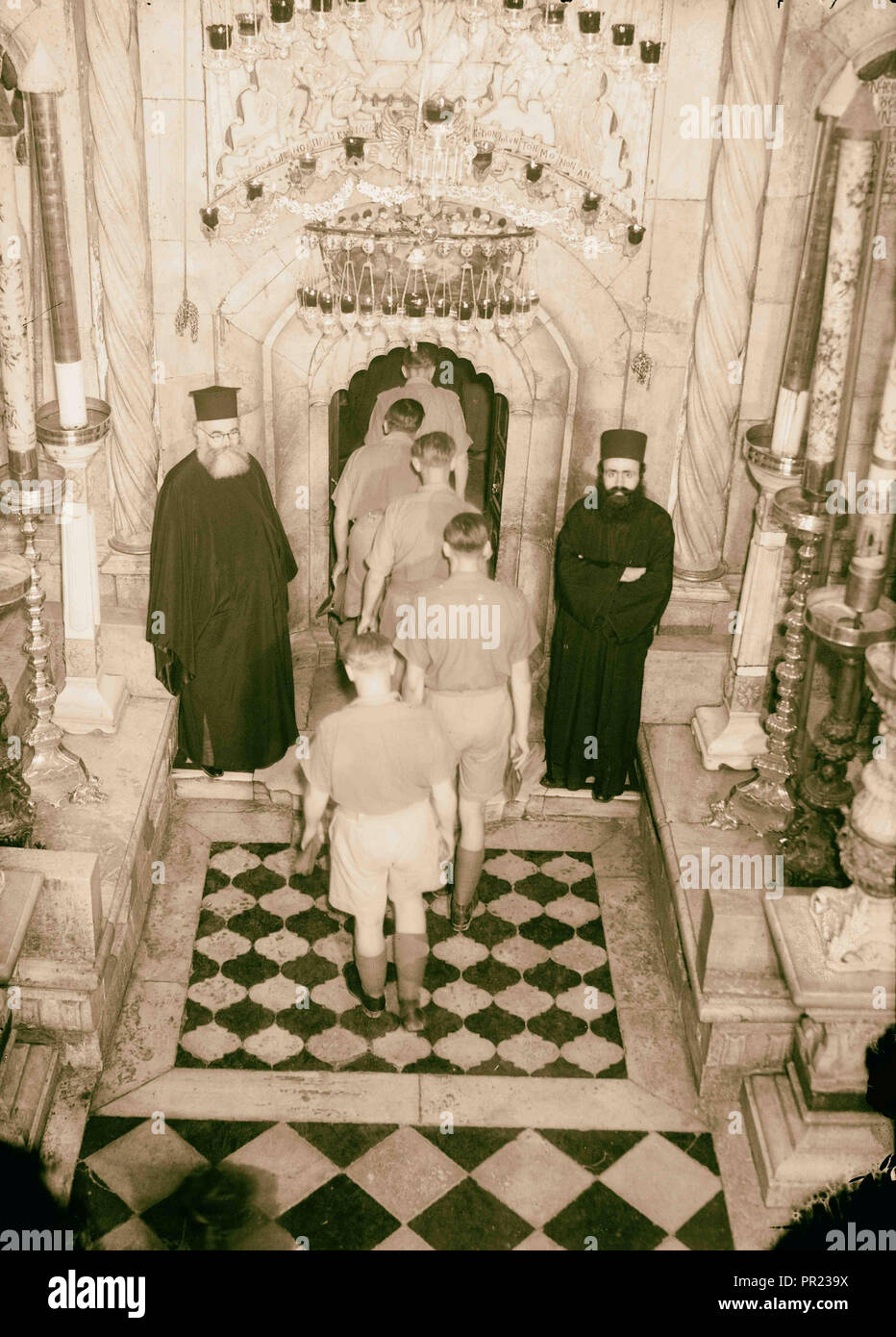 Soldiers entering Edicule, Church of the Holy Sepulchre 1940, Jerusalem, Israel Stock Photo