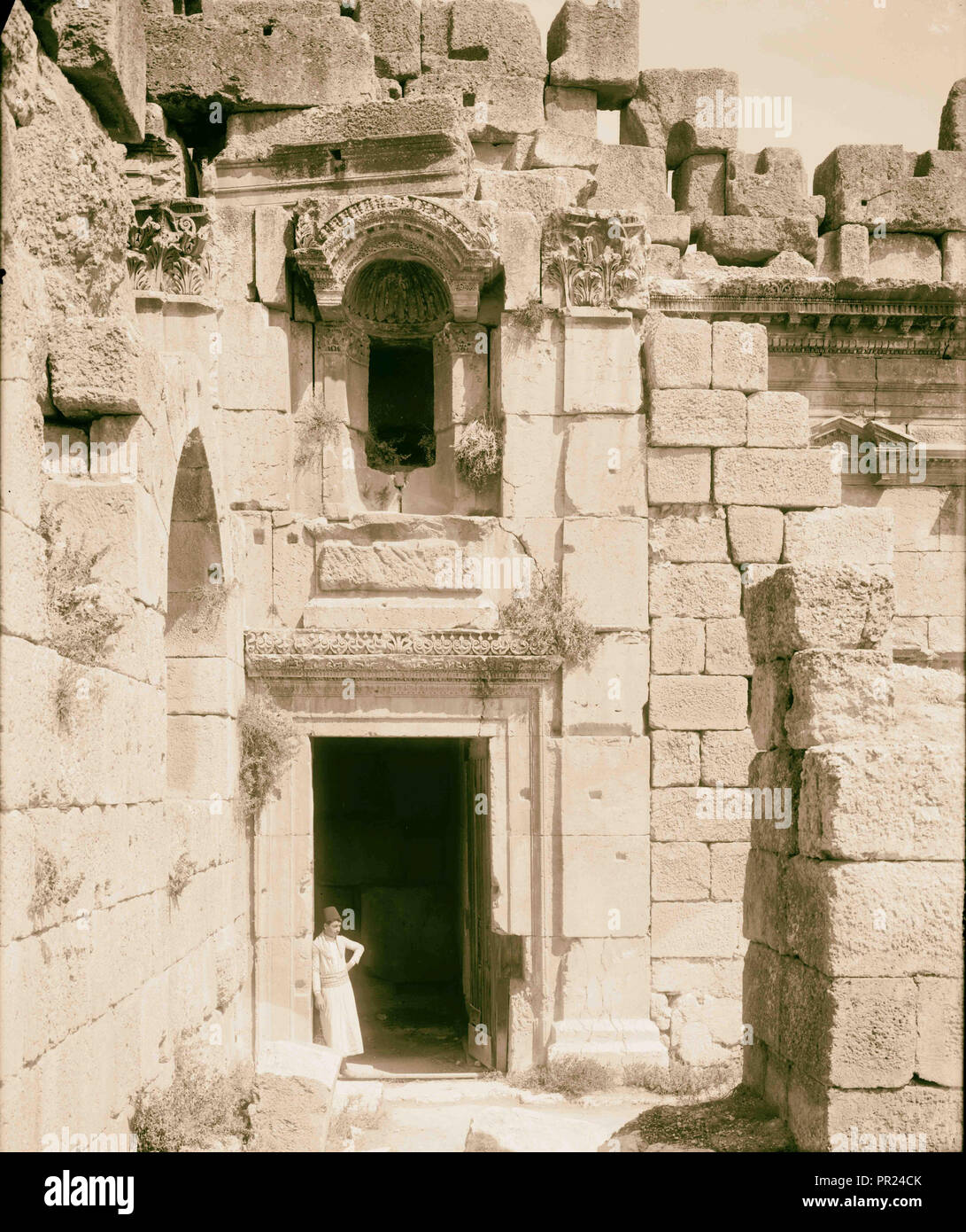 Doorway and niche for statue, Temple of the Sun, Baalbek. 1898, Lebanon, Baʻlabakk, BaʻLabakk Stock Photo