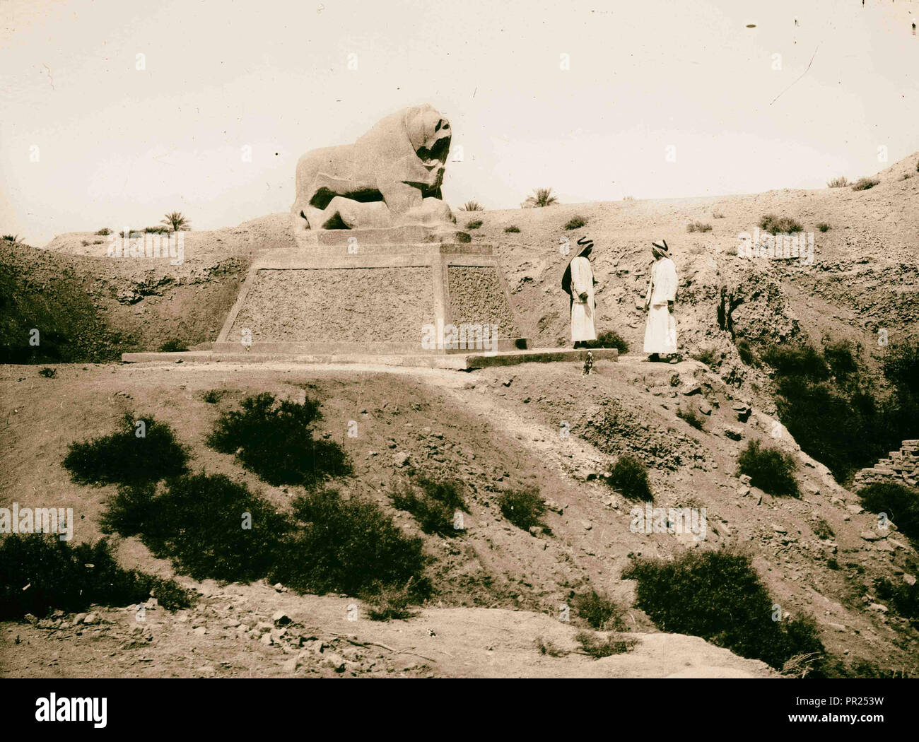 Iraq. Babylon, basalt lion with figures. 1932, Iraq, Babylon, Extinct city Stock Photo