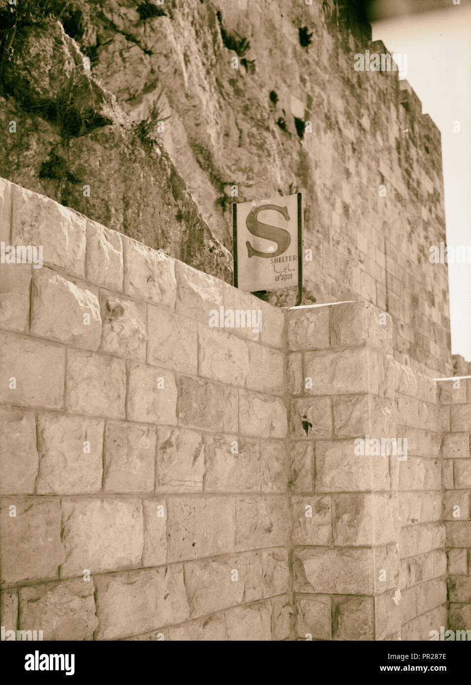 Air raid shelter at Solomon's Quarries, 1945. Photograph shows sign reading 'Shelter' in English, Hebrew and Arabic. 1945 Stock Photo