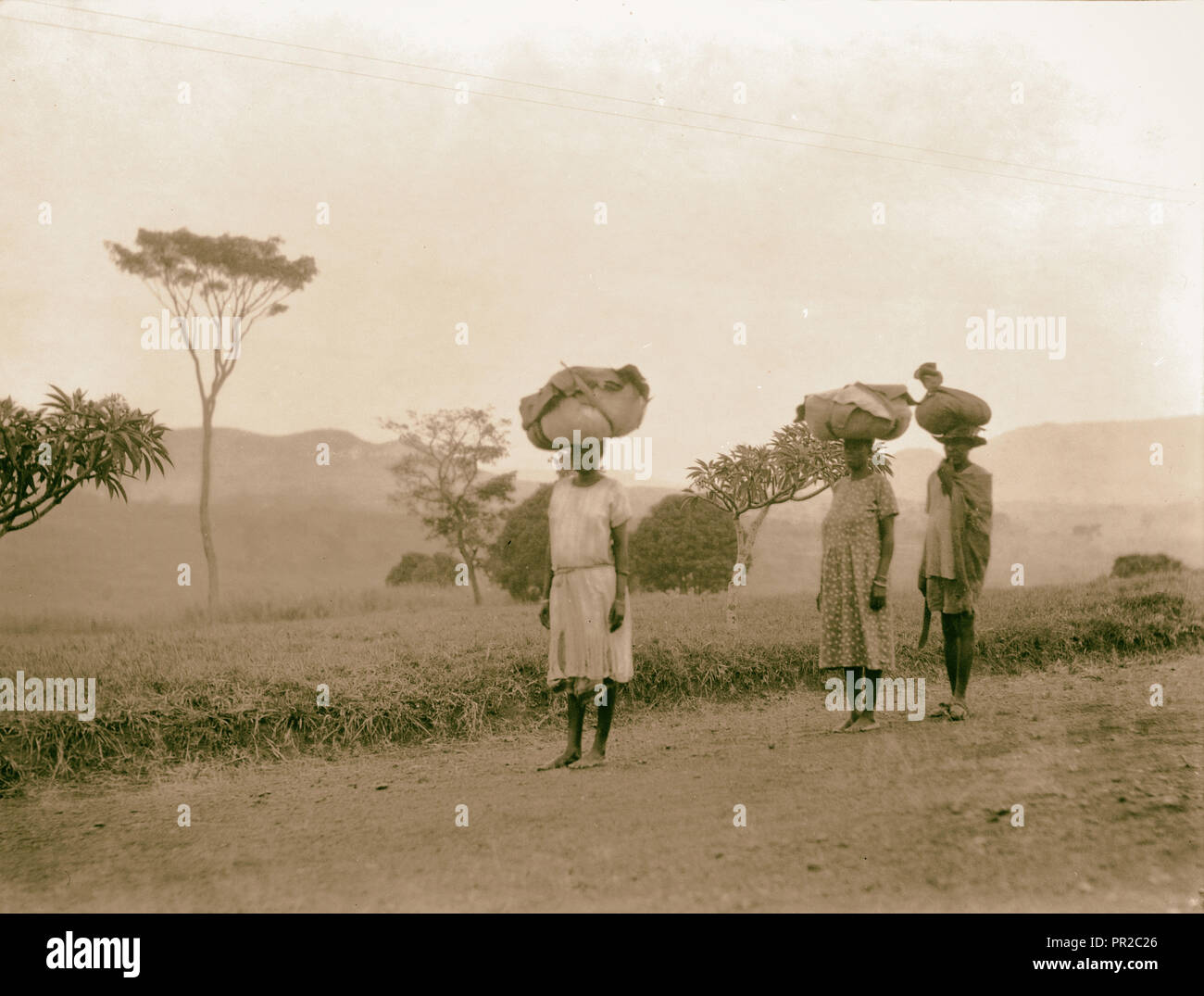 Uganda. From Hoima to Fort Portal. Types along the road side. 1936, Uganda Stock Photo