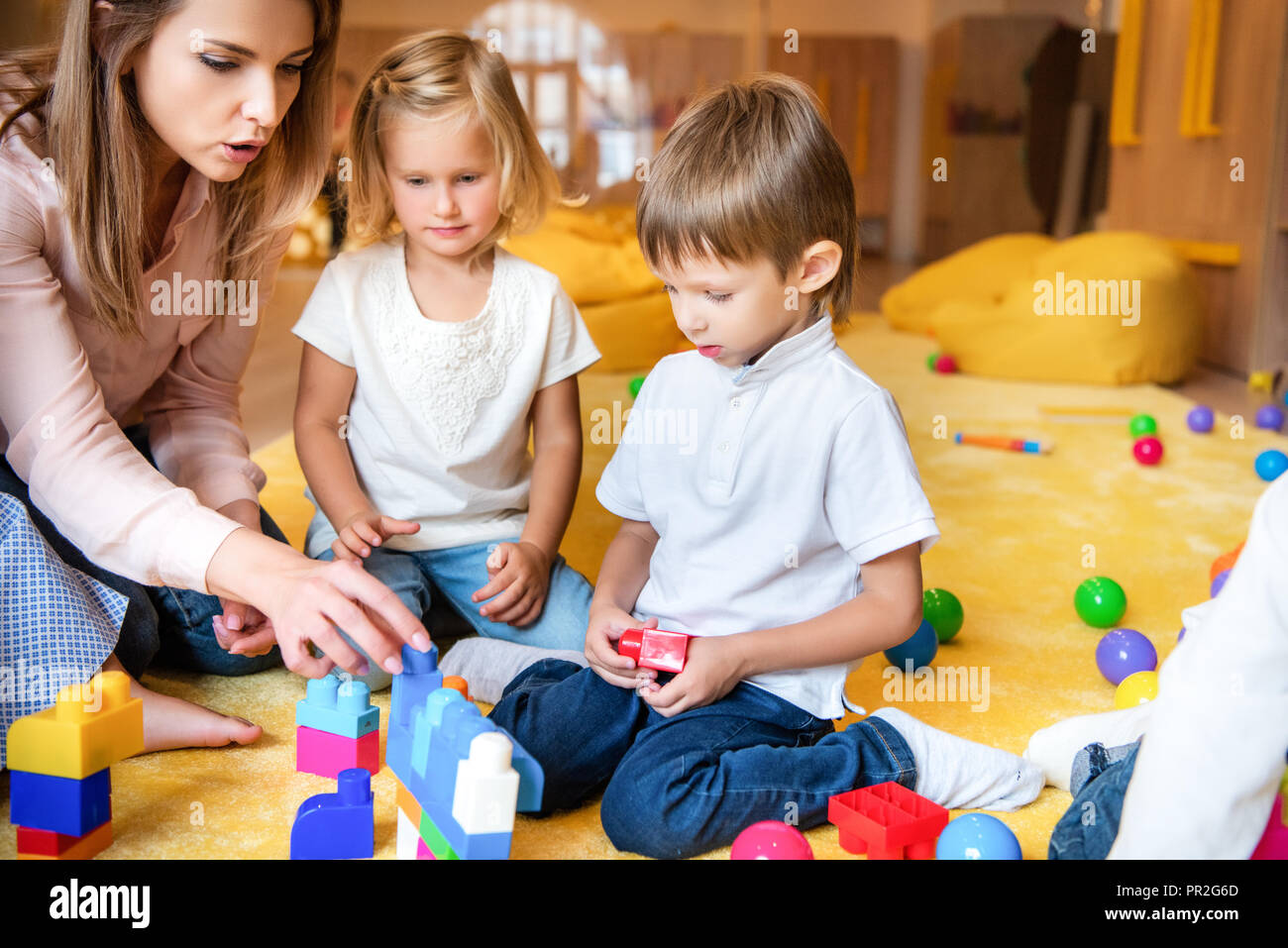 Воспитатель и много детей. Занятие в доу. Воспитатель практикант. Дети на занятии в детском саду. Занятия в садике.