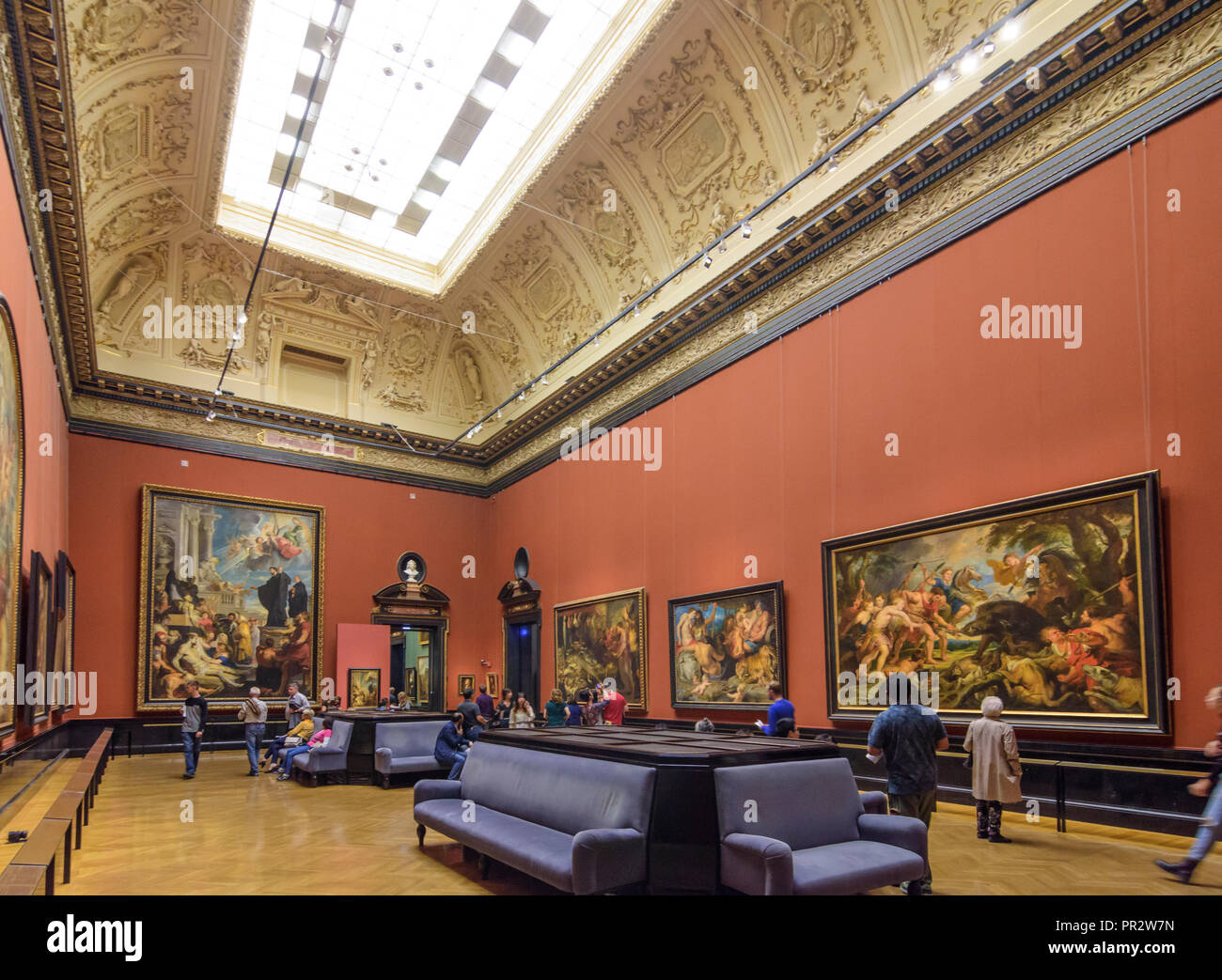 Wien, Vienna: Kunsthistorisches Museum (KHM, Museum of Art History, Museum of Fine Arts), Gemäldegalerie (Picture Gallery), visitors, 01. Old Town, Wi Stock Photo