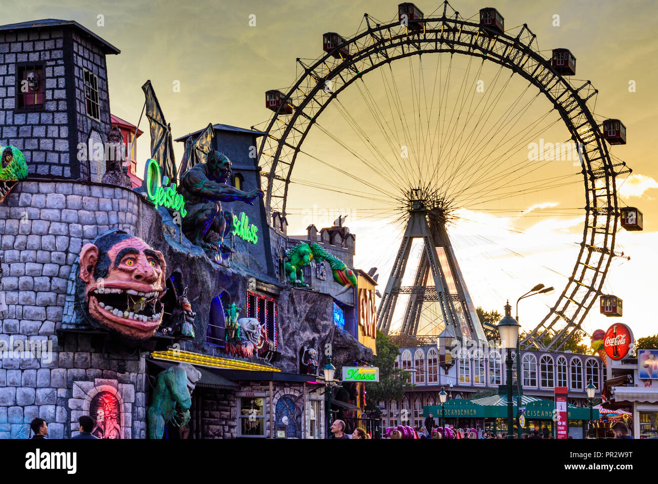 Wien, Vienna: Riesenrad (Ferris Wheel, giant wheel), creepy house  Geisterschloss in Prater Amusement park, fiery sunset, 02. Leopoldstadt,  Wien, Aus Stock Photo - Alamy