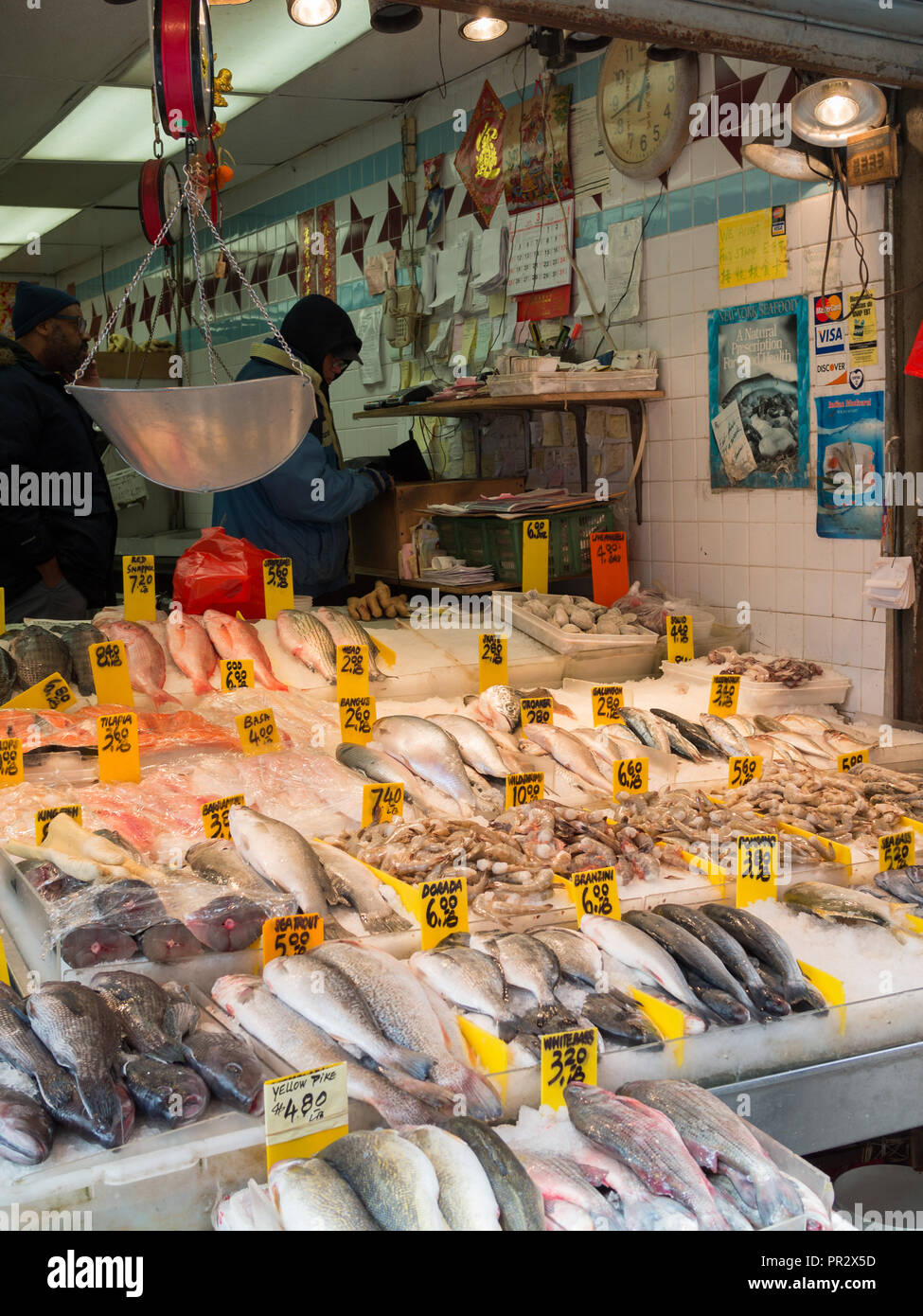 Fish store in chinatown hi-res stock photography and images - Alamy