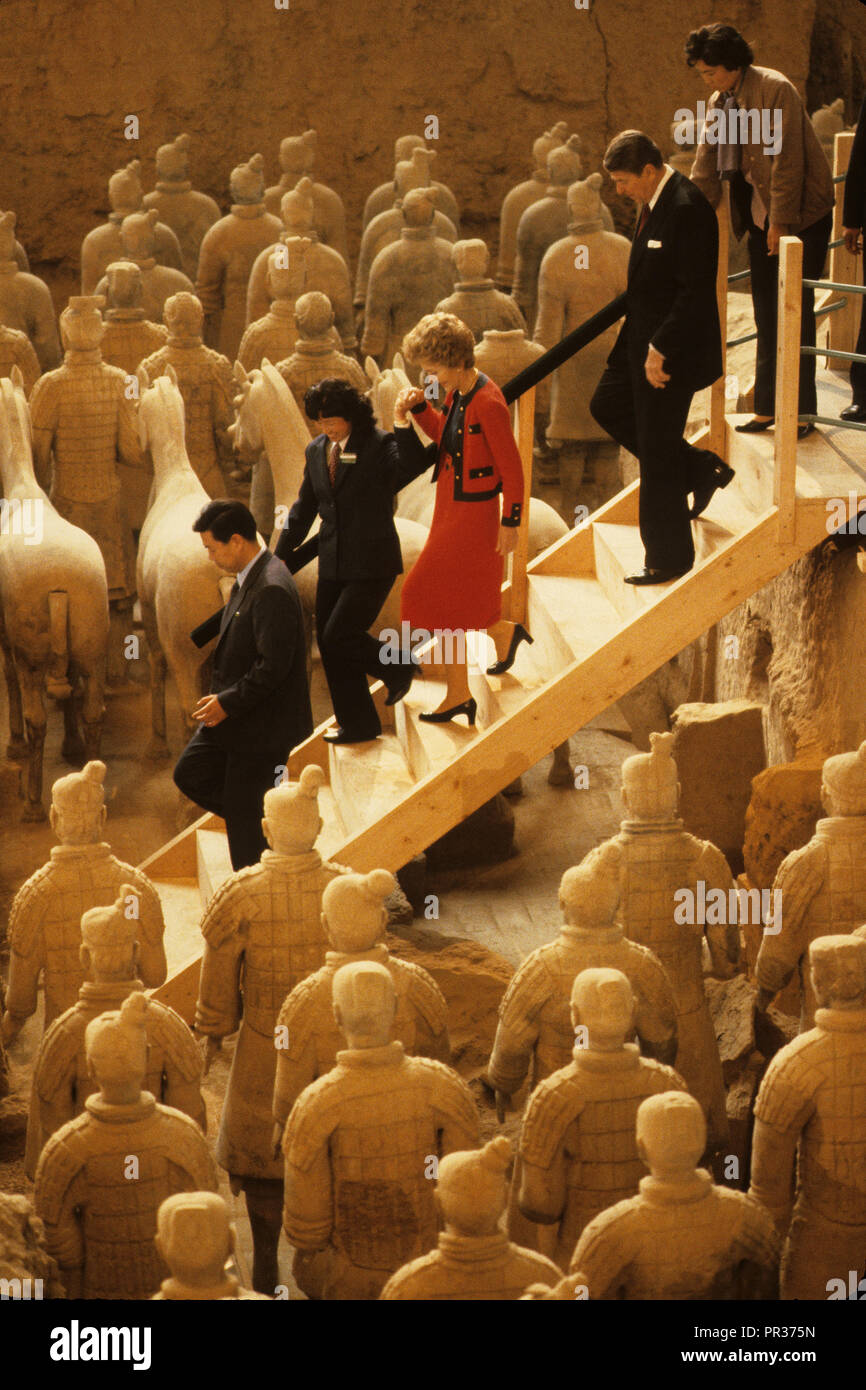 President Ronald Reagan and First Lady Nancy Reagan visit the Terra Cotta Warriors in May 1984  Photograph by Dennis Brack bb24 Stock Photo