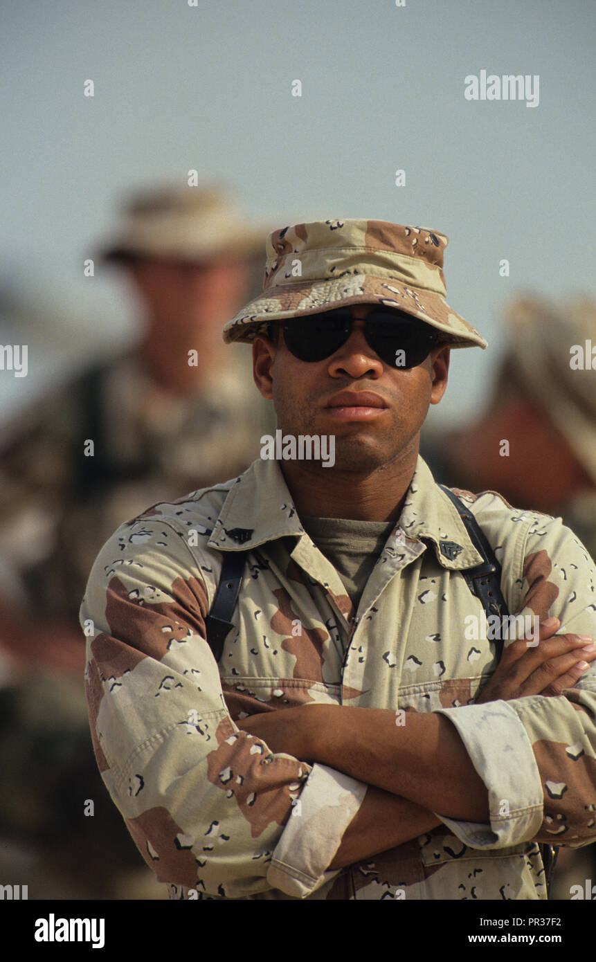 Soldiers in the desert in the preparations for the attack in the Gulf ...
