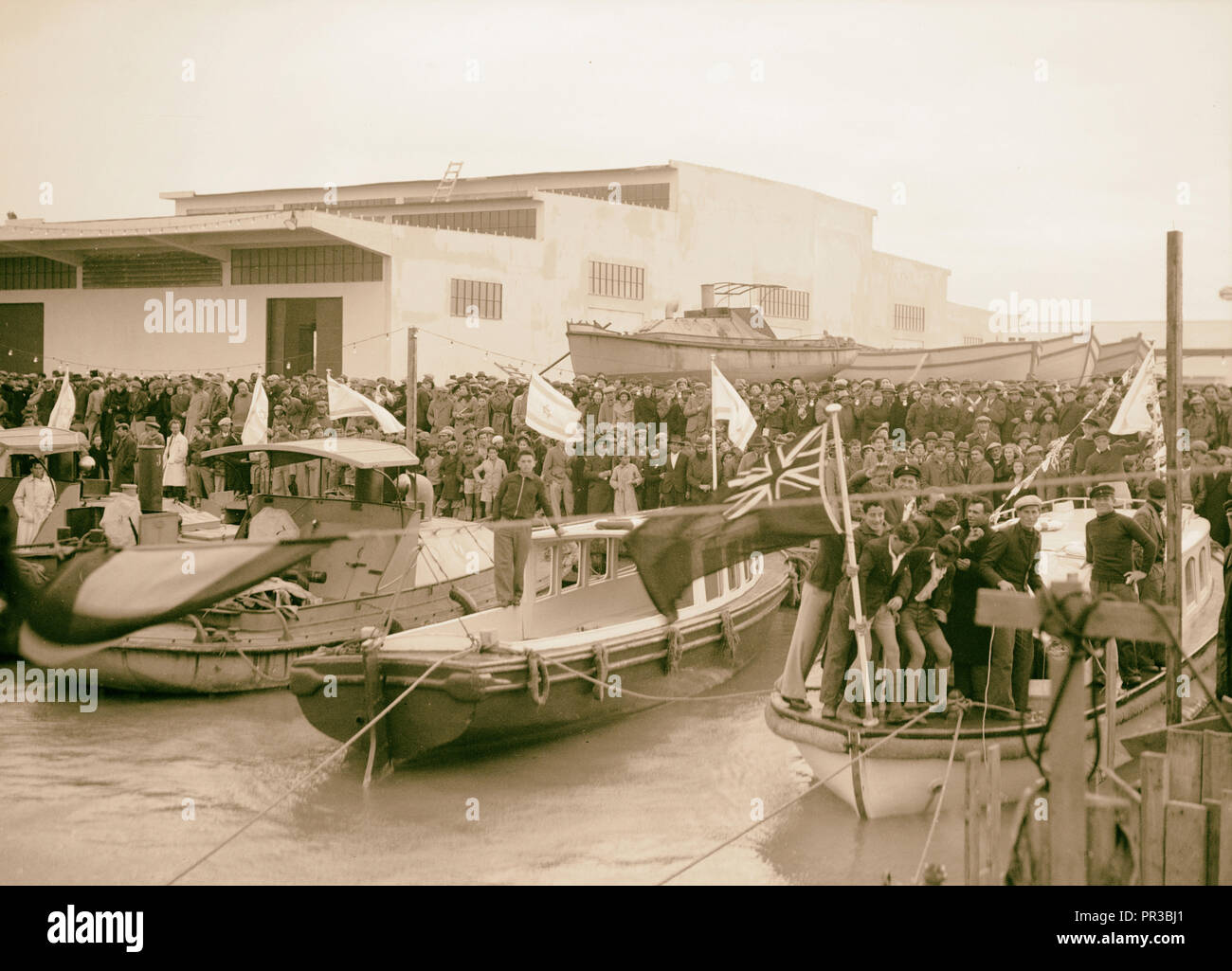 Official opening of Tel Aviv Port. Crowds along the edge of the lighter basin, Israel, Tel Aviv Stock Photo