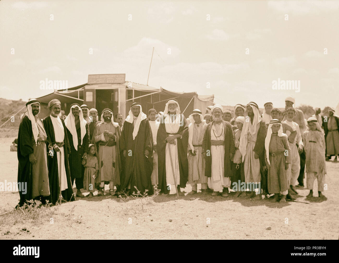 The Dept. of Health, Mobile Ophthalmic Clinic. Operating in Arab villages of the South Country, N.E. of Gaza. Villagers Stock Photo