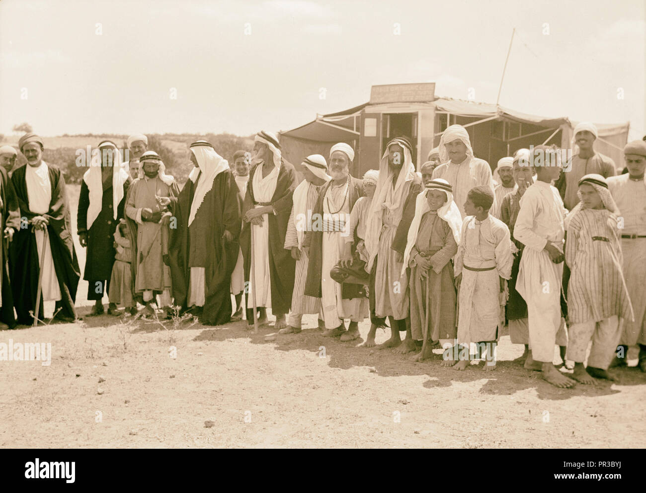 The Dept. of Health, Mobile Ophthalmic Clinic. Operating in Arab villages of the South Country, N.E. of Gaza. Villagers Stock Photo