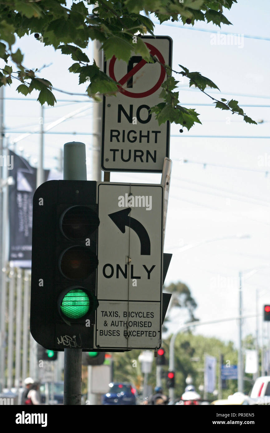 NO RIGHT TURN SIGN AND GREEN TRAFFIC LIGHT IN THE CITY OF MELBOURNE, VICTORIA, AUSTRALIA Stock Photo