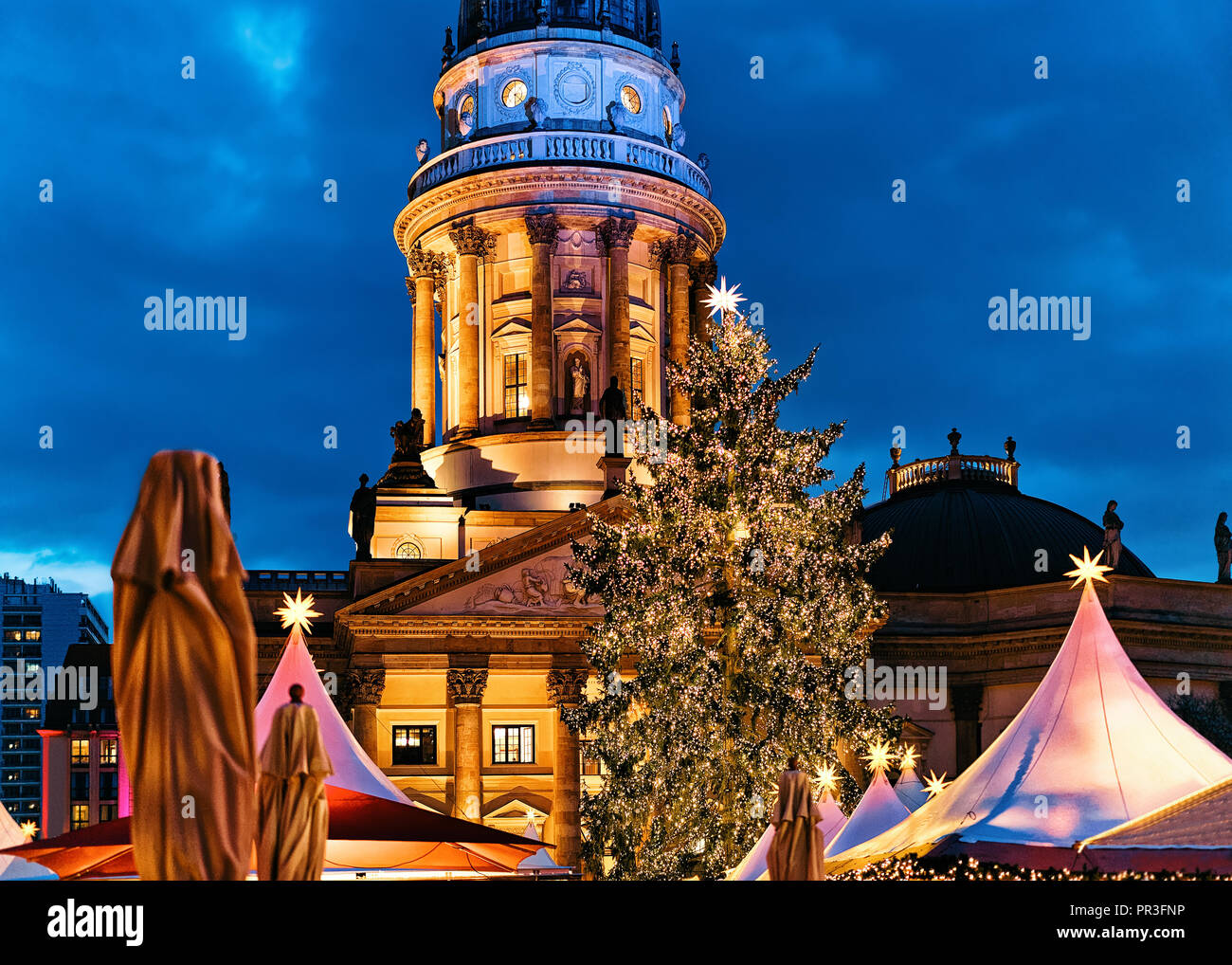 night-christmas-market-at-gendarmenmarkt-in-winter-berlin-germany