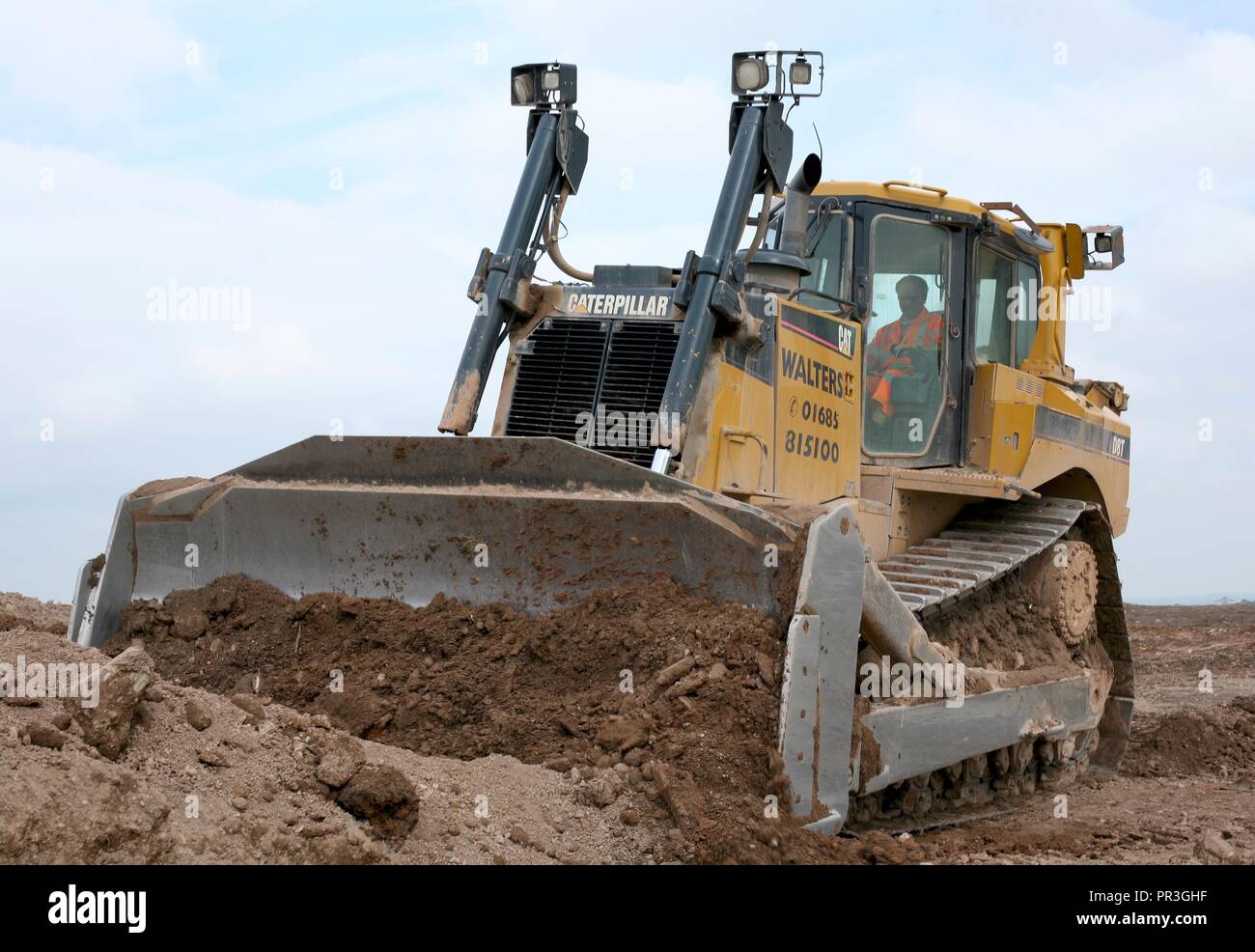 Stoel klep vreugde A Caterpillar D8T Bulldozer fitted with a semi universal blade and single  shank adjustable ripper. The total operating weight is about 38 tons Stock  Photo - Alamy