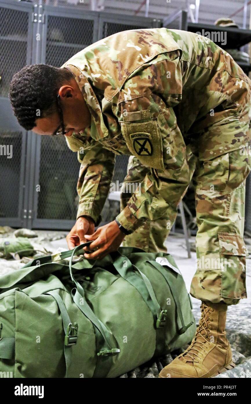 American soldiers with packs hi-res stock photography and images - Alamy