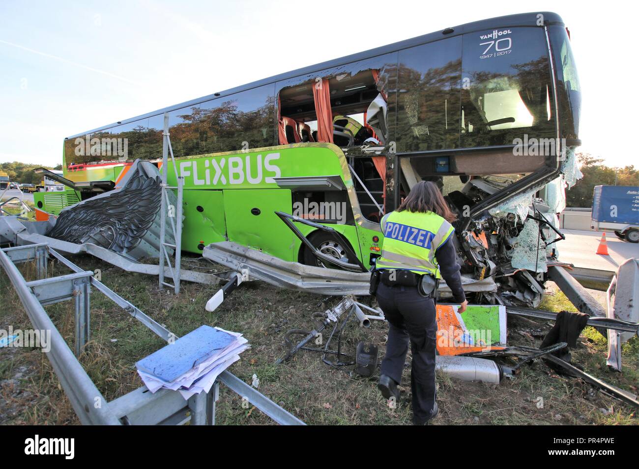 29 September 2018, Baden-Wuerttemberg, Bruchsal: Police officers working at an accident site wher a coach of the long-distance travel company Flixbus crashed into a lane divider at the exit to the Bruchsal tank and rest area along the Autobahn 5 (A5). According to initial police reports, eleven people were slightly injured. Photo: Thomas Riedel/dpa Stock Photo