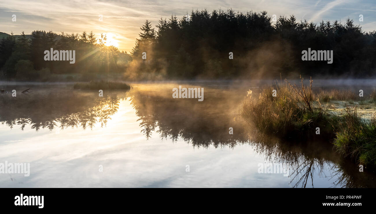 Bwlch Nant yr Arian, Ponterwyd, Aberystwyth, Ceredigion, Wales, UK 29th September 2018 UK Weather: A cold start this morning as the sun rises over the Cambrian Mountains and lights up the landscape of Bwlch Nant yr Arian near Ponterwyd in mid Wales. Credit: Ian Jones/Alamy Live News Stock Photo