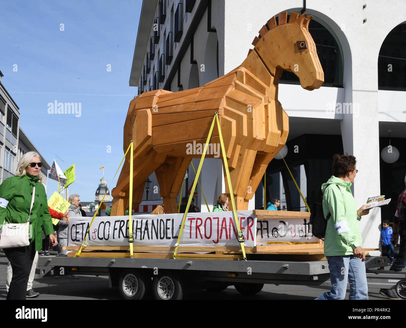 29 September 2018, Baden-Wuerttemberg, Karlsruhe: Participants in a demonstration against the free trade agreement between the EU and Canada (Ceta) marching through downtown Karlsruhe with a Trojan horse. The organizer is the "Buendnis Karlsruhe Gerechter Welthandel" (Karlsruhe Alliance for Fair Global Trade), conformed by the anti-globalist network Attac, BUND, DGB Baden-Wuerttemberg and Greenpeace among others. Photo: Uli Deck/dpa Stock Photo