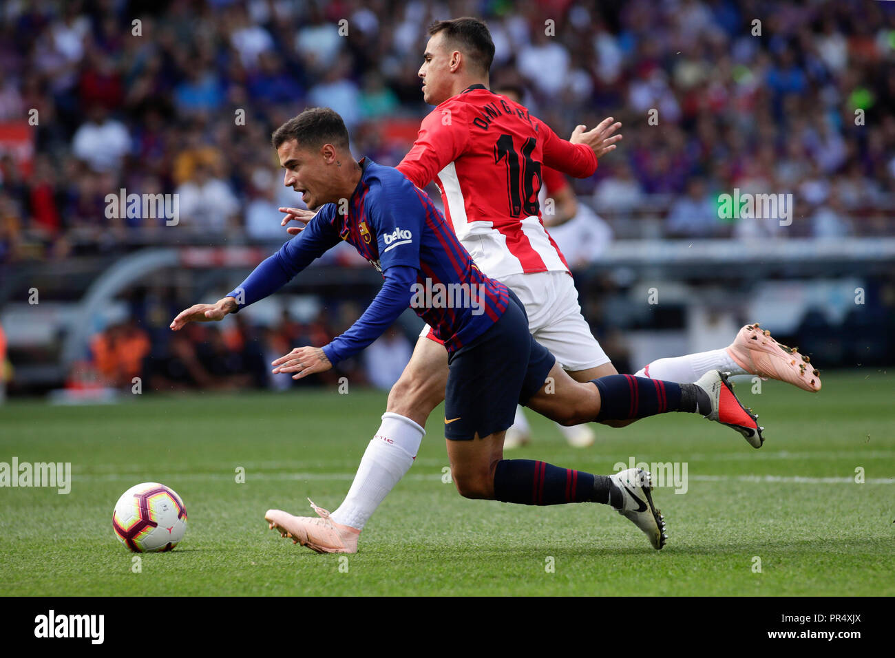 Camp Nou, Barcelona, Spain. 29th Sep, 2018. La Liga football, Barcelona versus Athletic Bilbao; Philippe Coutinho of FC Barcelona challenges for the ball against Dani G Garcia of Athletic Club de Bilbao Credit: Action Plus Sports/Alamy Live News Stock Photo