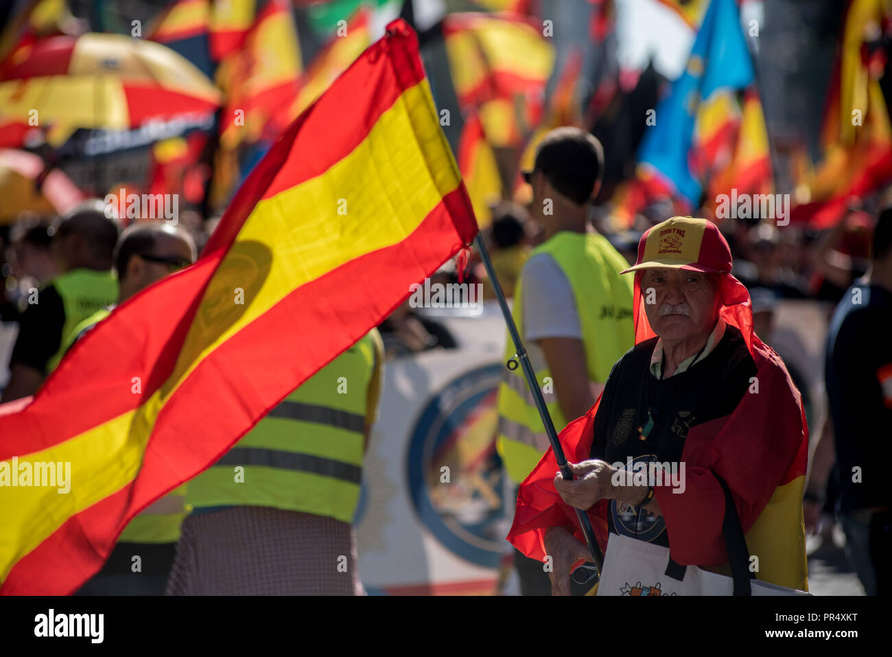 Barcelona, Catalonia, Spain. 29th Sep, 2018. A man carrying a Spanish flag during a Spanish police demonstration in Barcelona. Members and supporters of Spanish police Guardia Civil and Policia Nacional marched by Barcelona streets demanding salary improvements and in tribute to the participation against the Catalan referendum of independence a year ago. Credit: Jordi Boixareu/ZUMA Wire/Alamy Live News Stock Photo