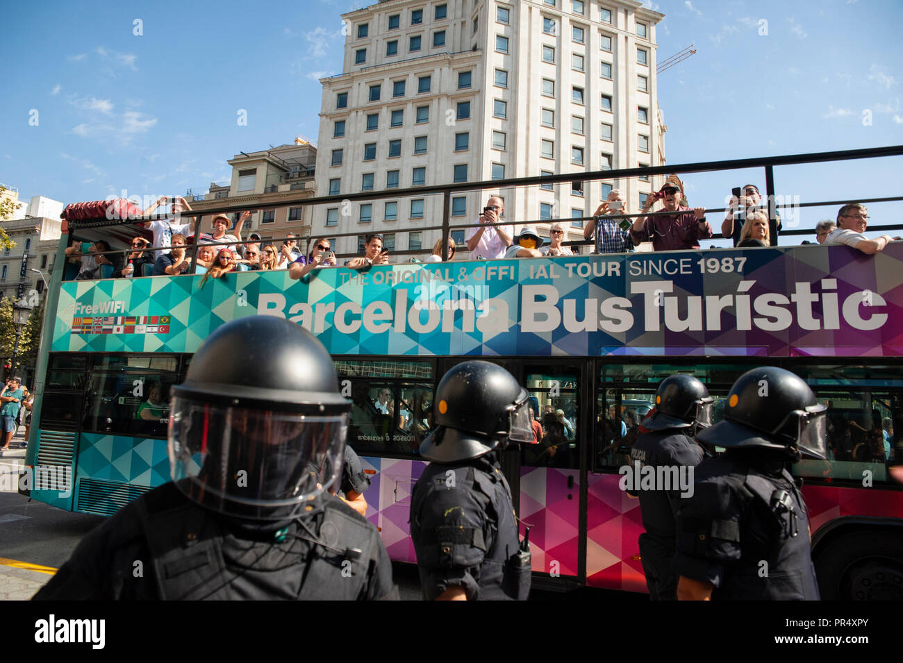 Barcelona. 29th September, 2018.  Catalonia's pro-independence supporters clash with Mossos d'Esquadra police officers as they protest against a demonstration to commemorate their operation to prevent the 2017 Catalonia Independence Referendum. Credit: Charlie Pérez / Alamy Live News Stock Photo