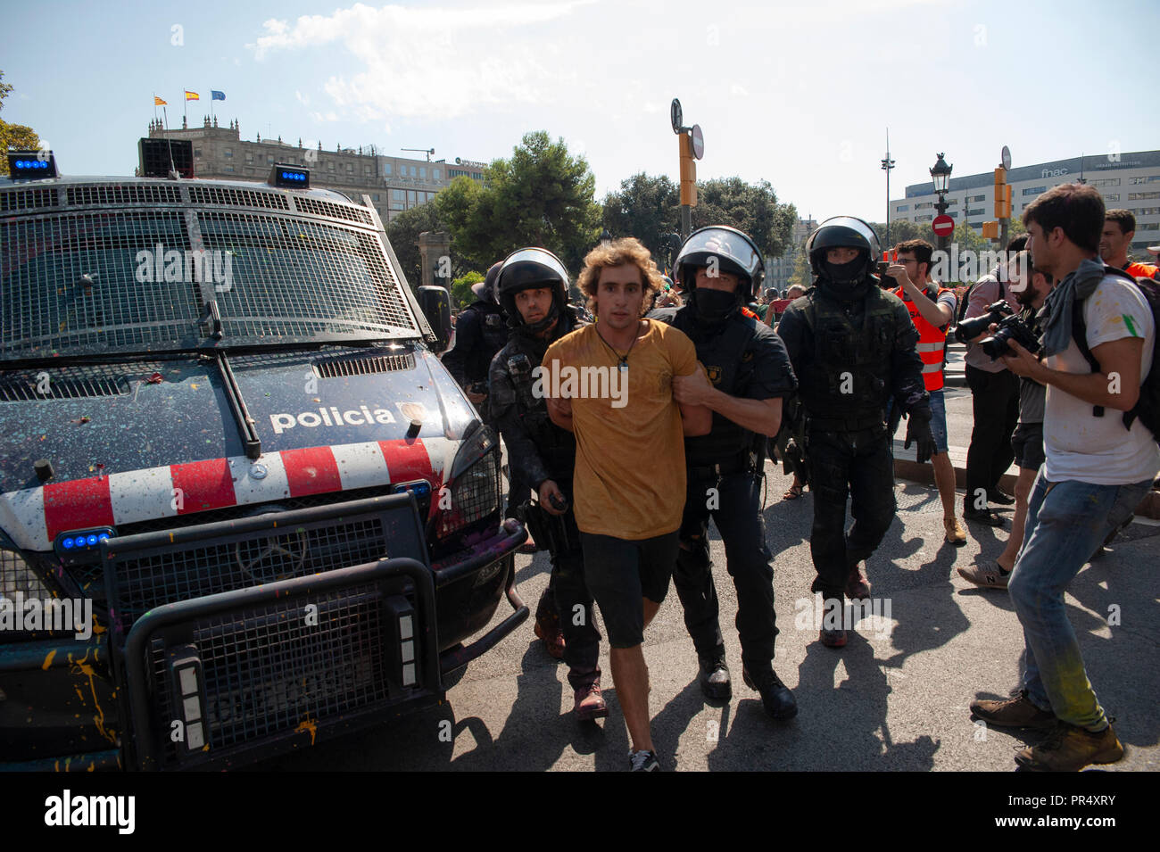 Barcelona. 29th September, 2018.  Catalonia's pro-independence supporters clash with Mossos d'Esquadra police officers as they protest against a demonstration to commemorate their operation to prevent the 2017 Catalonia Independence Referendum. Credit: Charlie PÃ©rez / Alamy Live News Stock Photo
