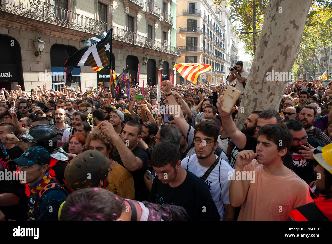 Barcelona. 29th September, 2018.  Catalonia's pro-independence supporters clash with Mossos d'Esquadra police officers as they protest against a demonstration to commemorate their operation to prevent the 2017 Catalonia Independence Referendum. Credit: Charlie PÃ©rez / Alamy Live News Stock Photo