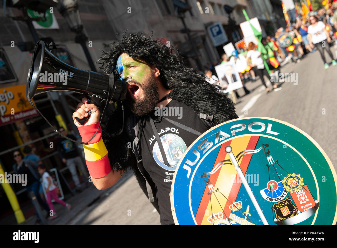 Barcelona. 29th September, 2018. Catalonia's pro-independence supporters clash with Mossos d'Esquadra police officers as they protest against a demonstration to commemorate their operation to prevent the 2017 Catalonia Independence Referendum. Credit: Charlie Pérez / Alamy Live News Stock Photo
