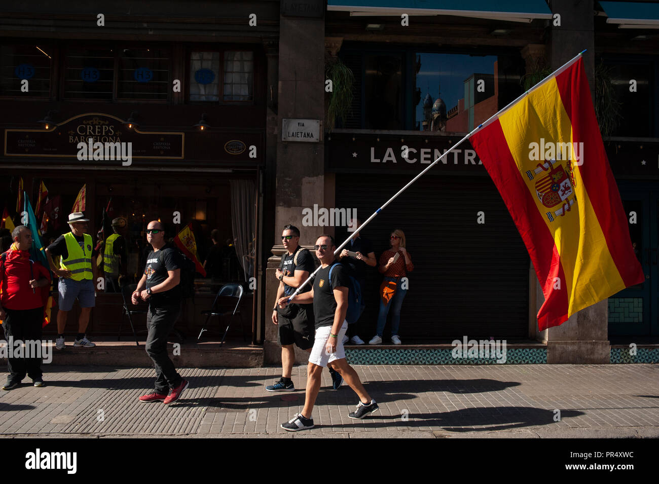 Barcelona. 29th September, 2018.  Catalonia's pro-independence supporters clash with Mossos d'Esquadra police officers as they protest against a demonstration to commemorate their operation to prevent the 2017 Catalonia Independence Referendum. Credit: Charlie Pérez / Alamy Live News Stock Photo