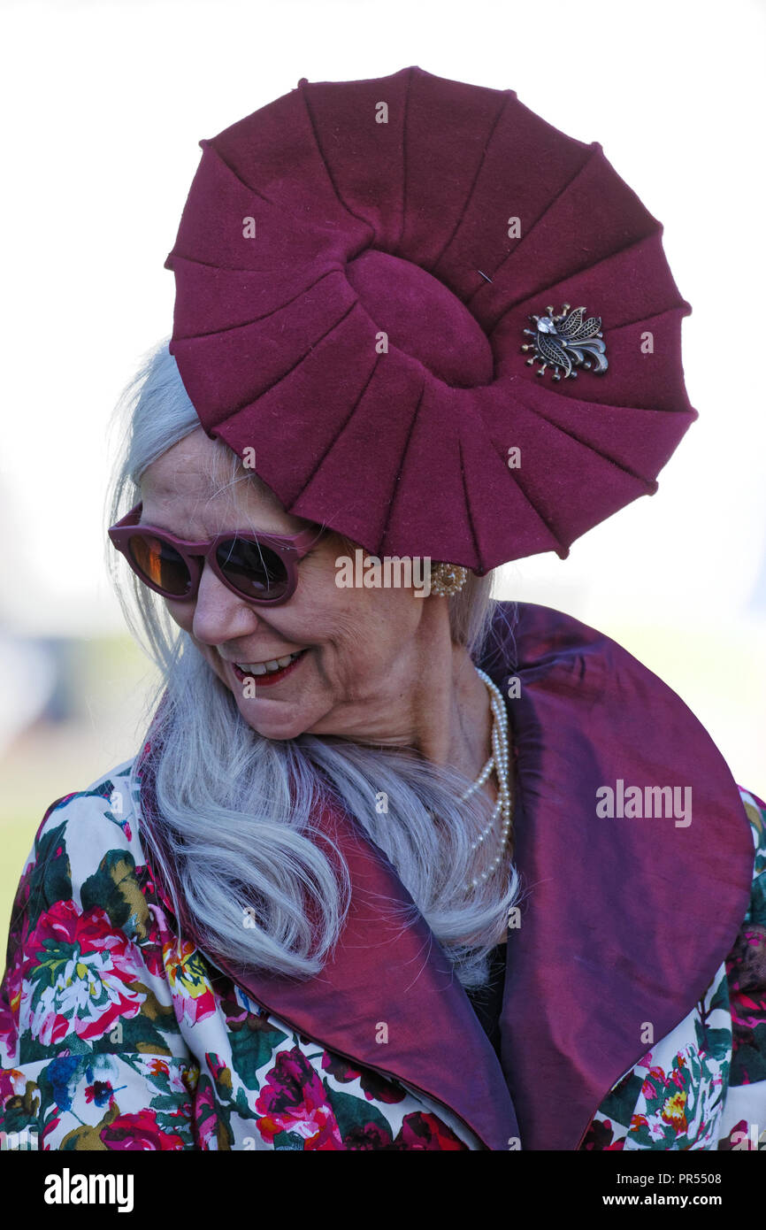 Glamorous older woman hat hi-res stock photography and images - Alamy
