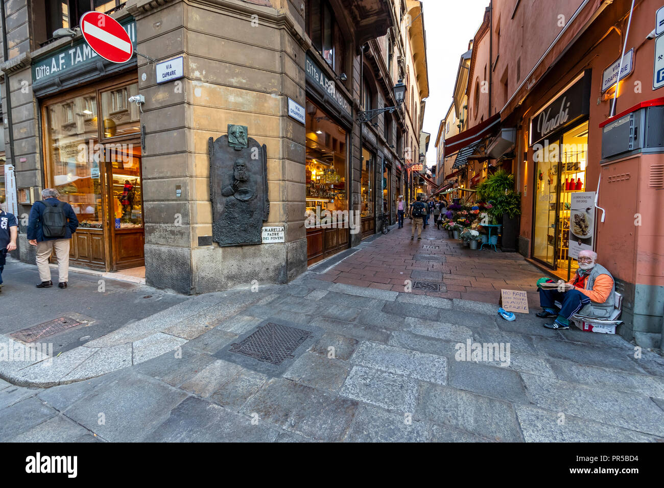 Beggar in italy hi-res stock photography and images - Page 7 - Alamy, image size:1300x956