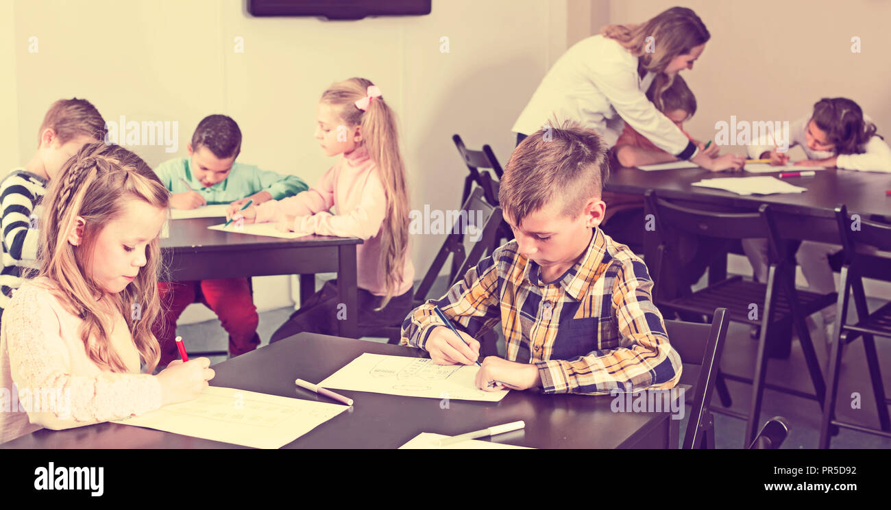 Little children with teacher drawing in classroom on the lesson Stock ...