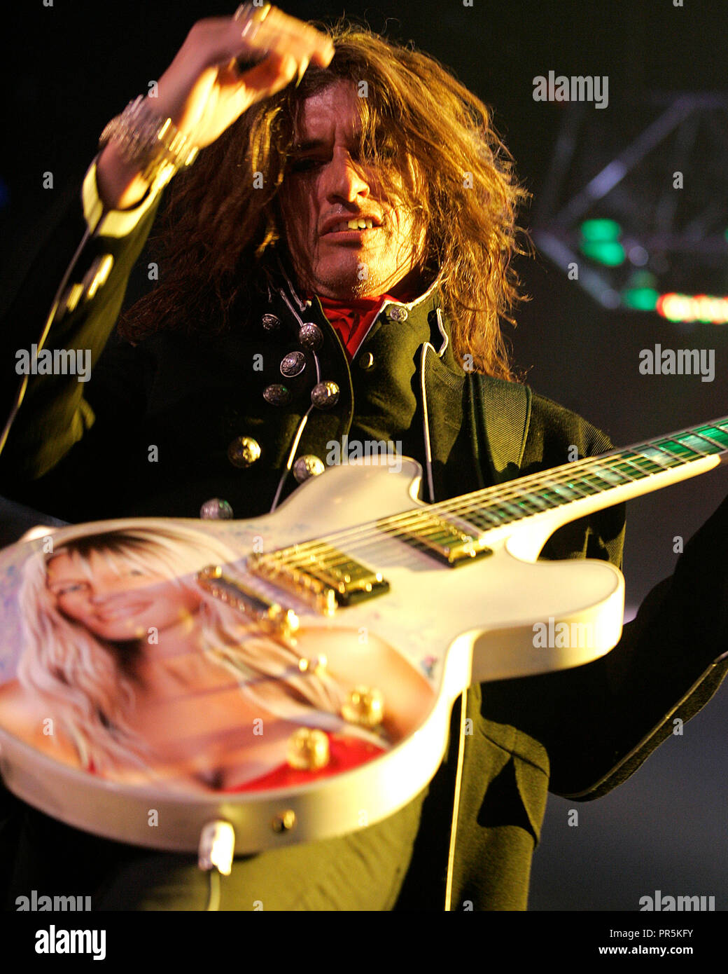 Joe perry guitarist hi-res stock photography and images - Alamy Joe perry guitarist hi-res stock photography and images - Alamy