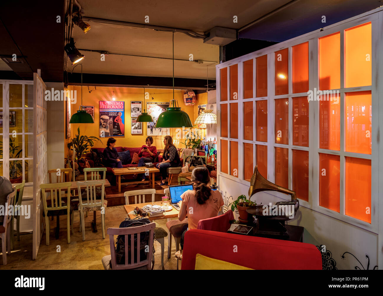 Cafe Rio Intag by the Ochoymedio Cinema, interior, La Floresta