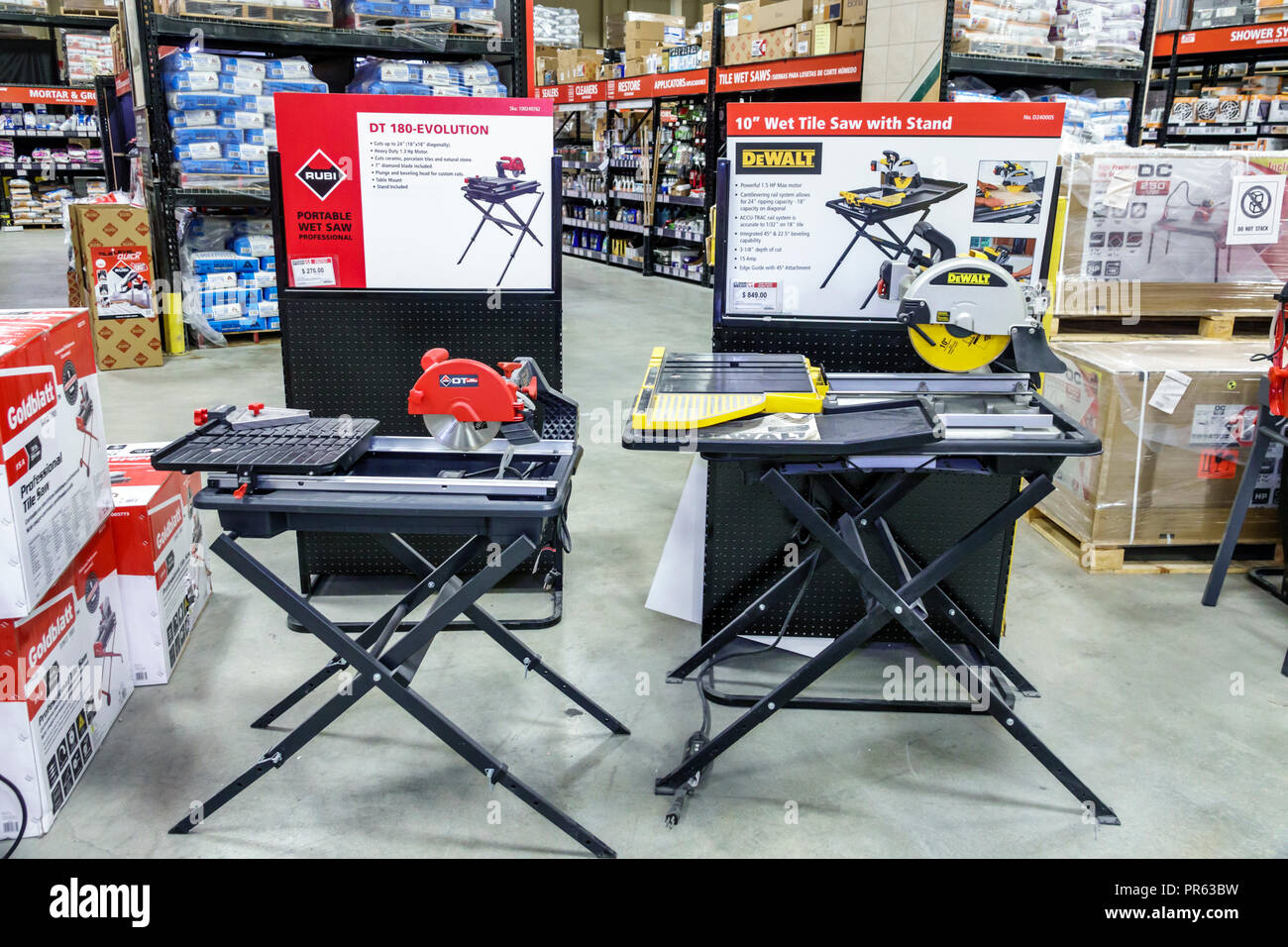 Wet tile saw hi res stock photography and images Alamy