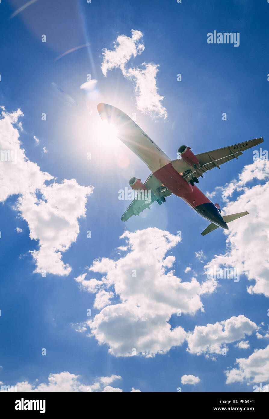Airplane landing hi-res stock photography and images - Alamy