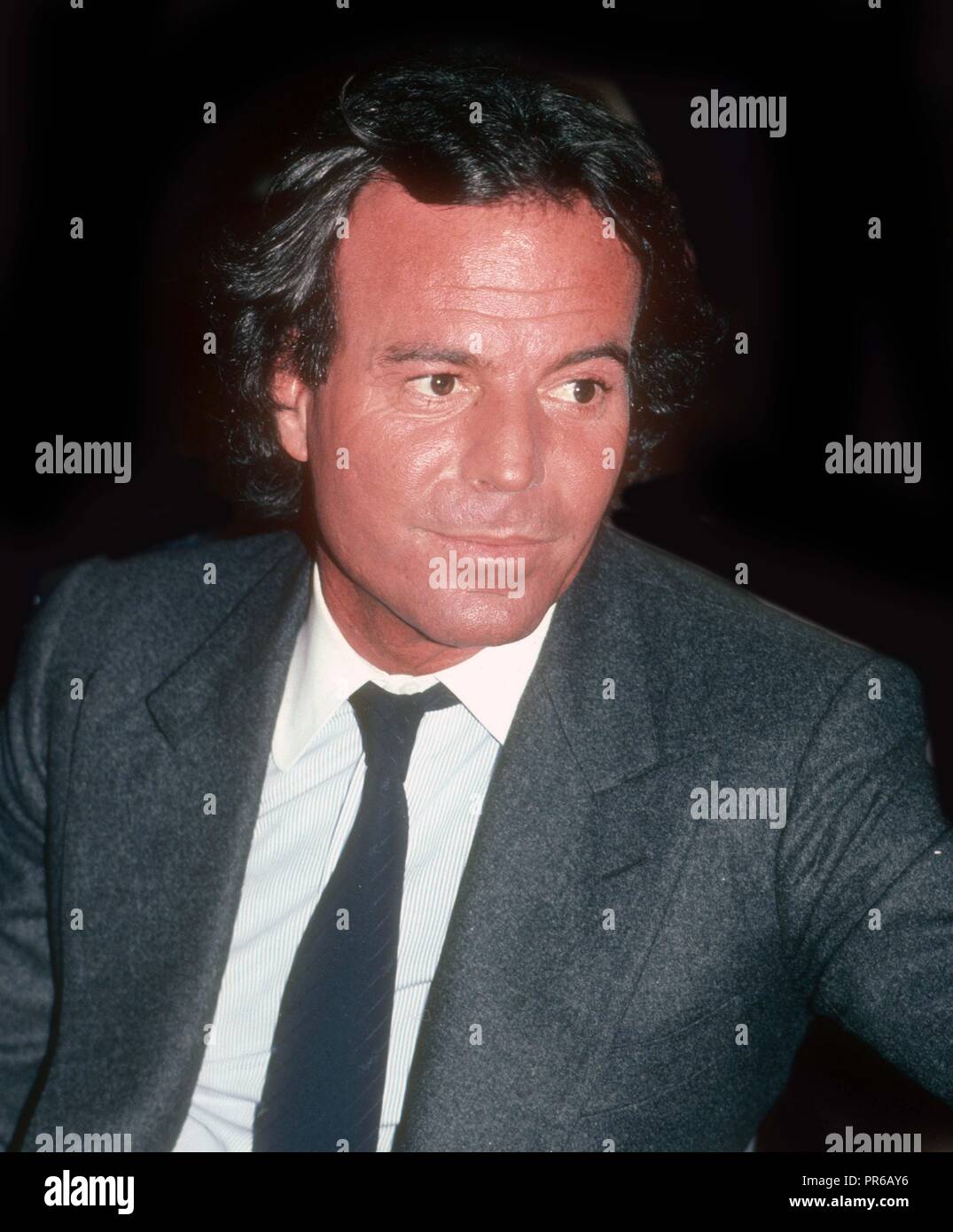 Julio Iglesias next to his sons Enrique and Julio Jose in Hawai In